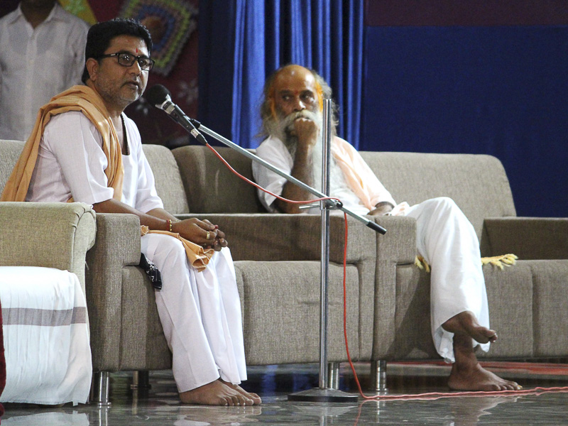 Pujya Bhagat Bapu addresses the assembly