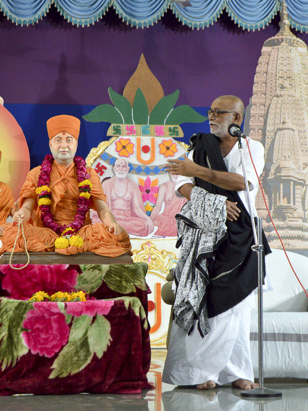 Pujya Morari Bapu addresses the assembly