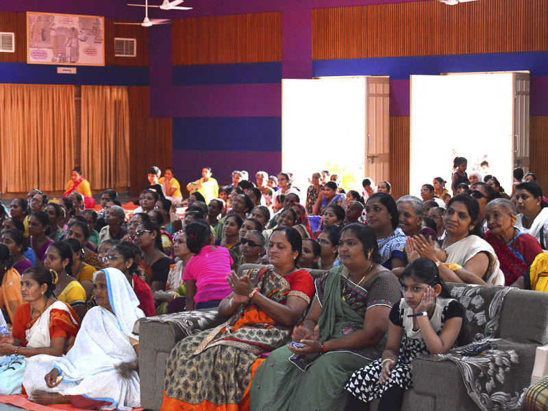 Bhavnaben Makwana and devotees during the assembly