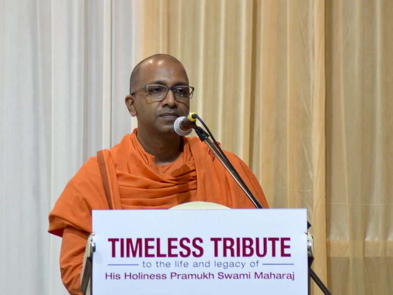 Swami Mahamedhanand addresses the assembly