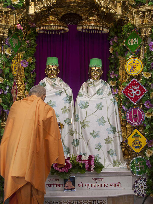HH Mahant Swami Maharaj performs mangala arti