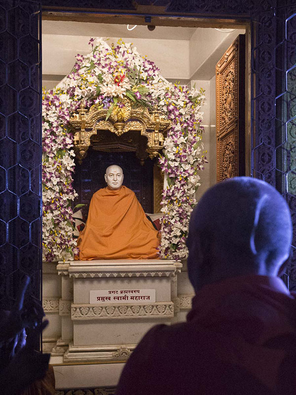 Param Pujya Mahant Swami engrossed in darshan of Brahmaswarup Pramukh Swami Maharaj