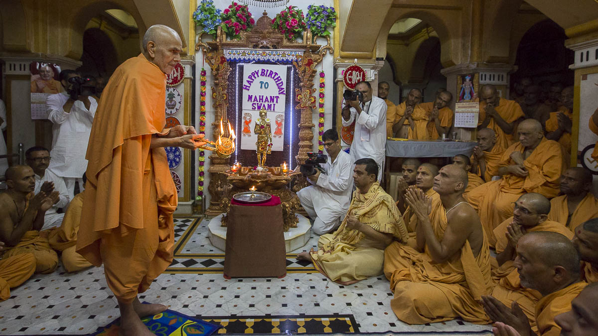 Param Pujya Mahant Swami performs arti of Shri Nilkanth Varni (abhishek murti)