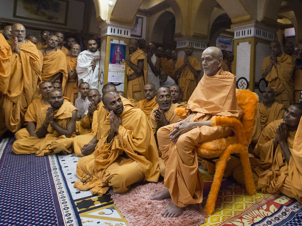 Param Pujya Mahant Swami and sadhus engrossed in darshan