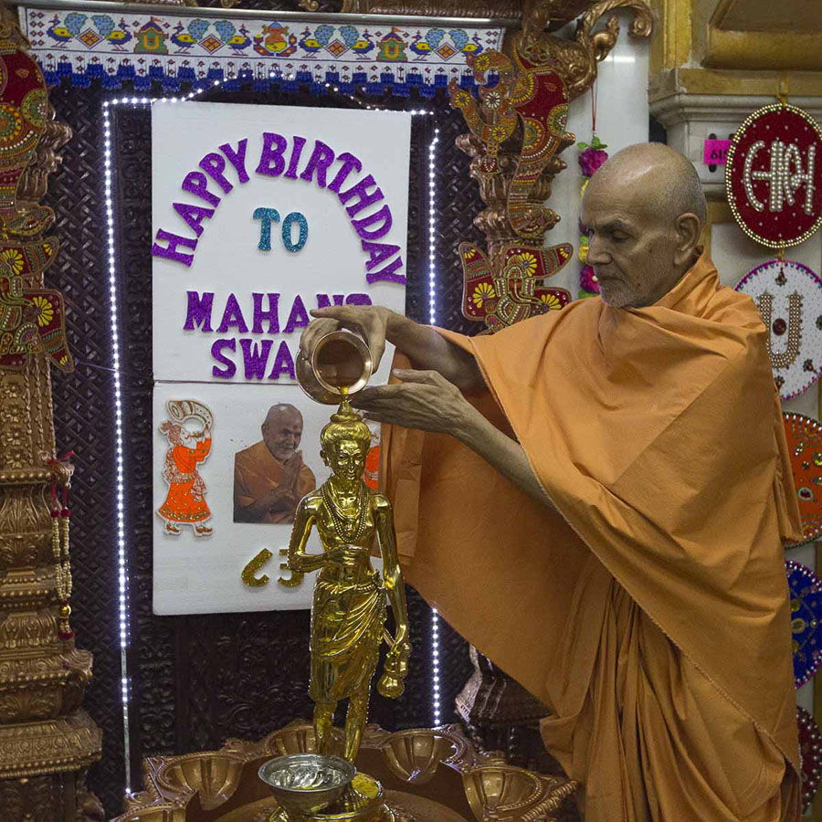 Param Pujya Mahant Swami performs abhishek of Shri Nilkanth Varni