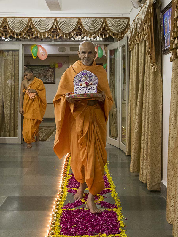 Param Pujya Mahant Swami with Shri Harikrishna Maharaj