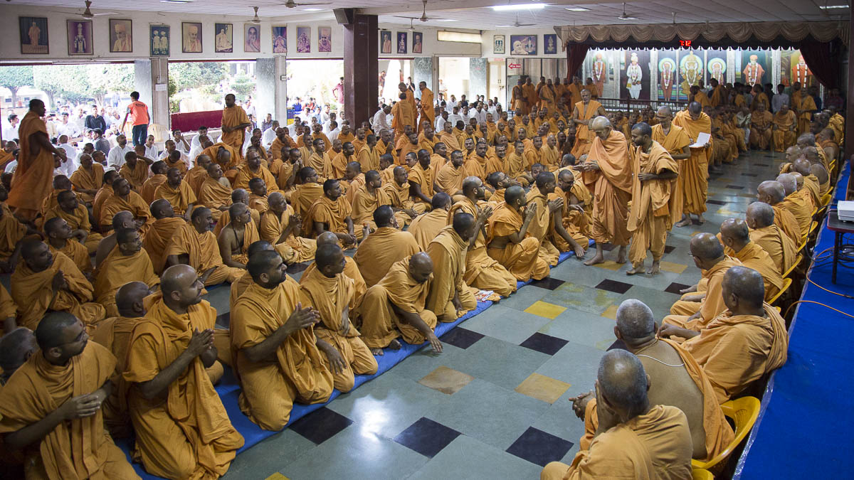 Param Pujya Mahant Swami blesses sadhus