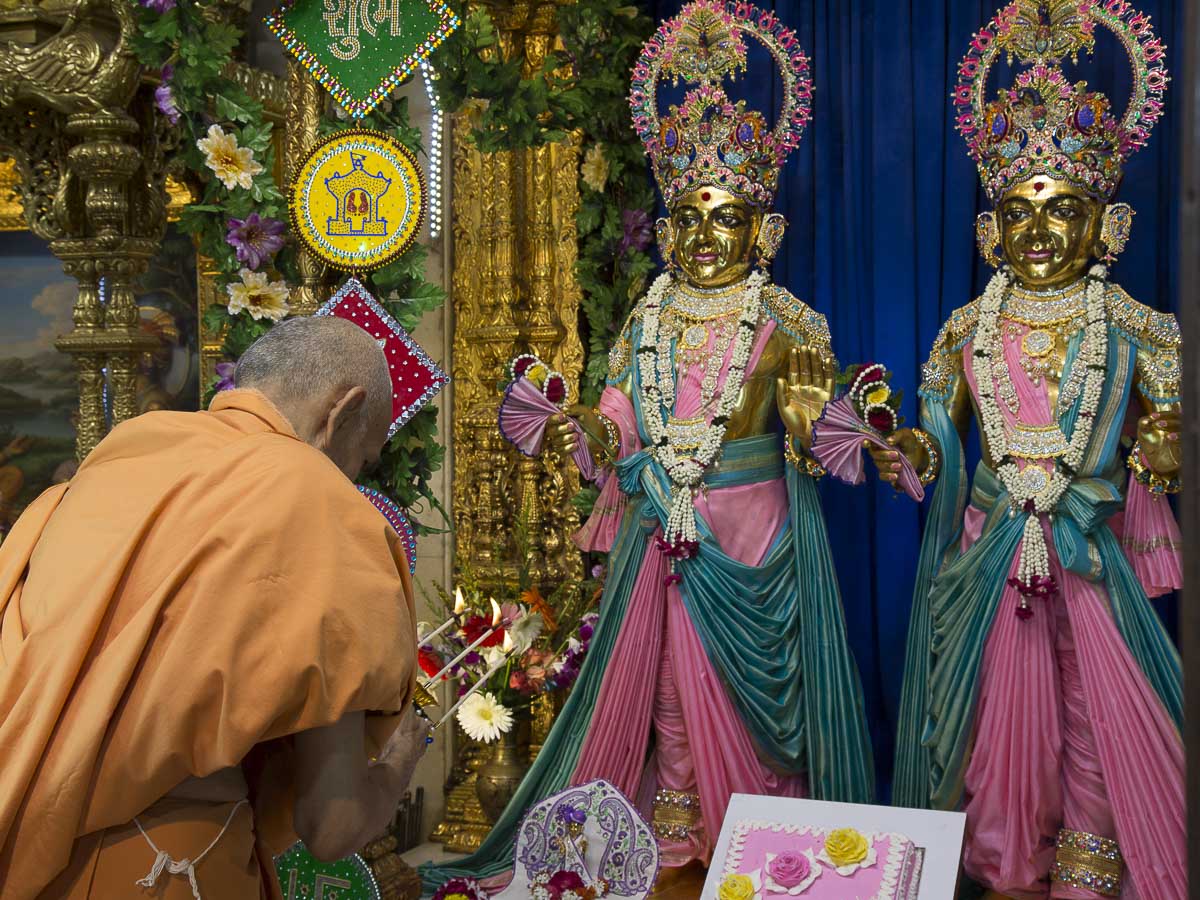 Param Pujya Mahant Swami performs shangar arti