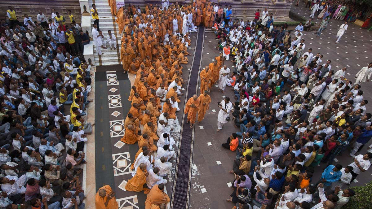 Sadhus and devotees doing darshan of Param Pujya Mahant Swami 