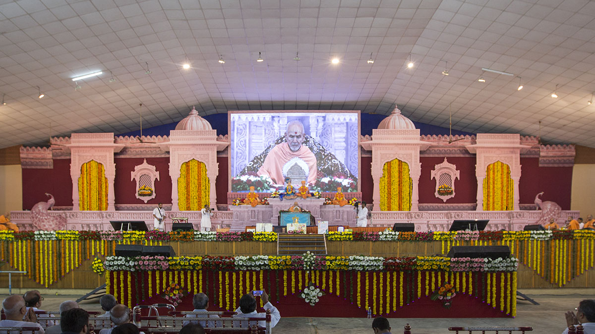 Param Pujya Mahant Swami performs his morning puja