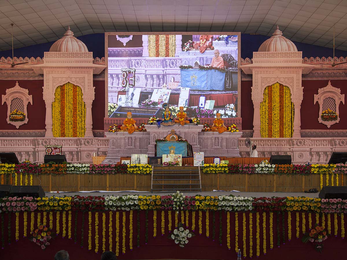 Param Pujya Mahant Swami performs his morning puja