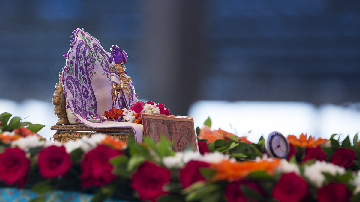 Param Pujya Mahant Swami offers prayers to Shri Harikrishna Maharaj during his morning puja