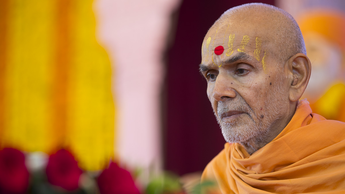 Param Pujya Mahant Swami performs his morning puja