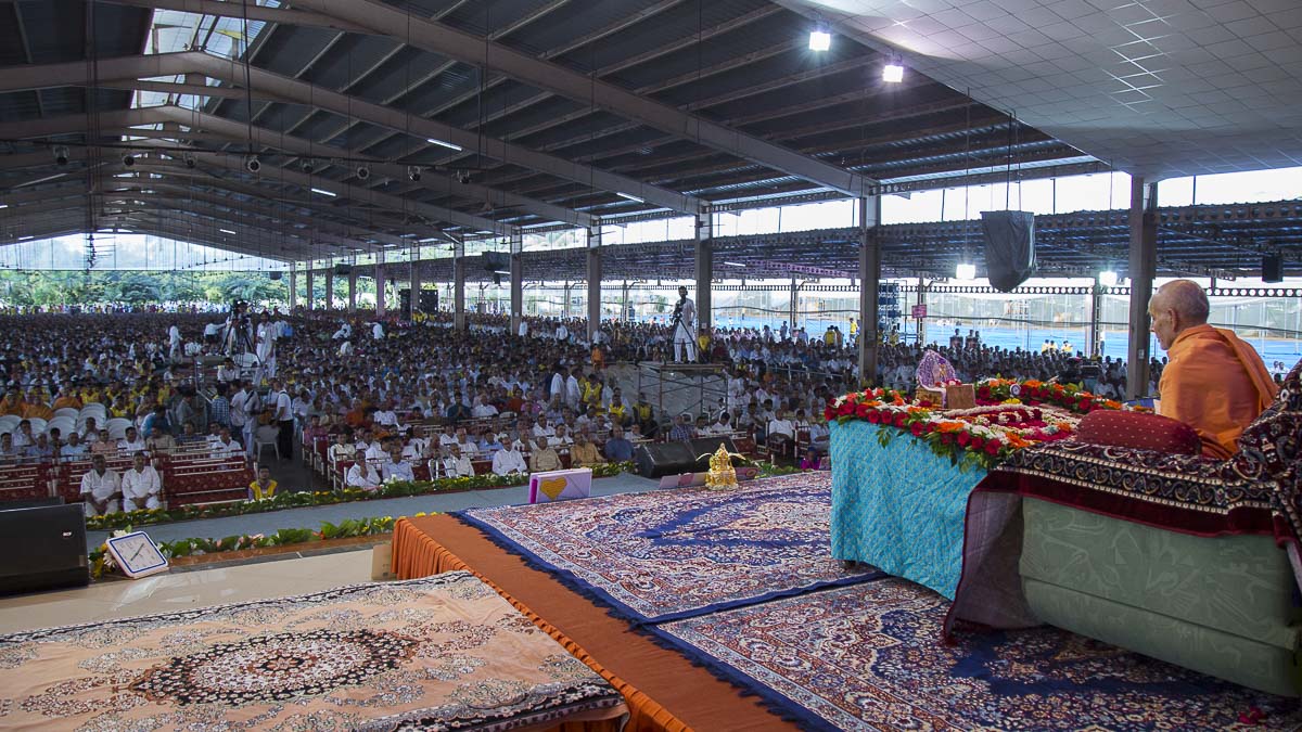 Param Pujya Mahant Swami performs his morning puja