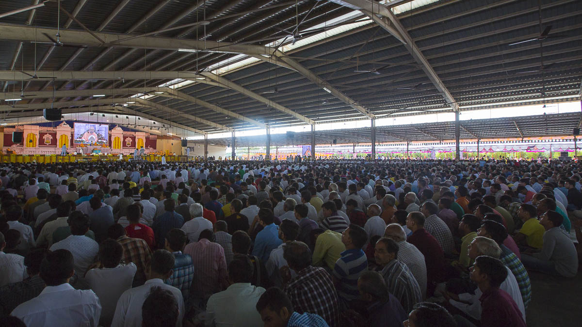 Devotees doing Param Pujya Mahant Swami's puja darshan