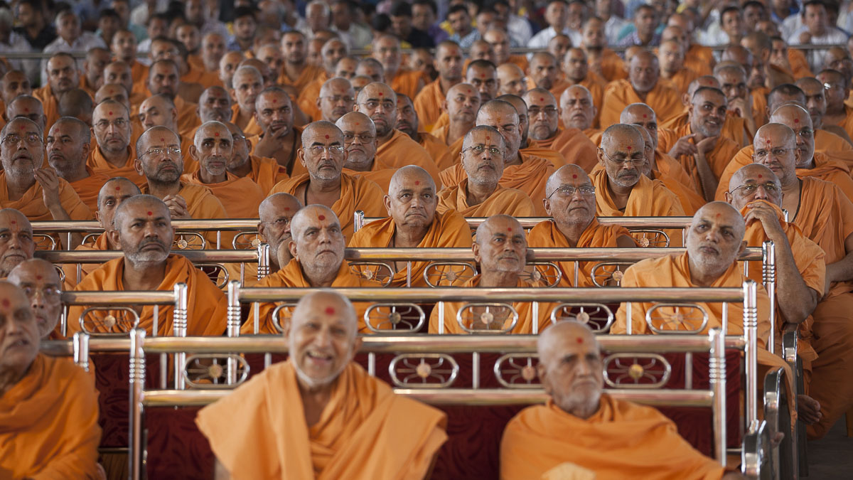 Sadhus doing Param Pujya Mahant Swami's puja darshan