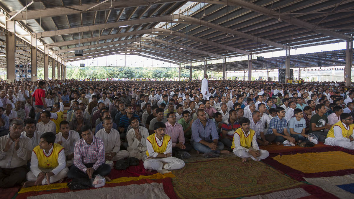 Devotees doing Param Pujya Mahant Swami's puja darshan