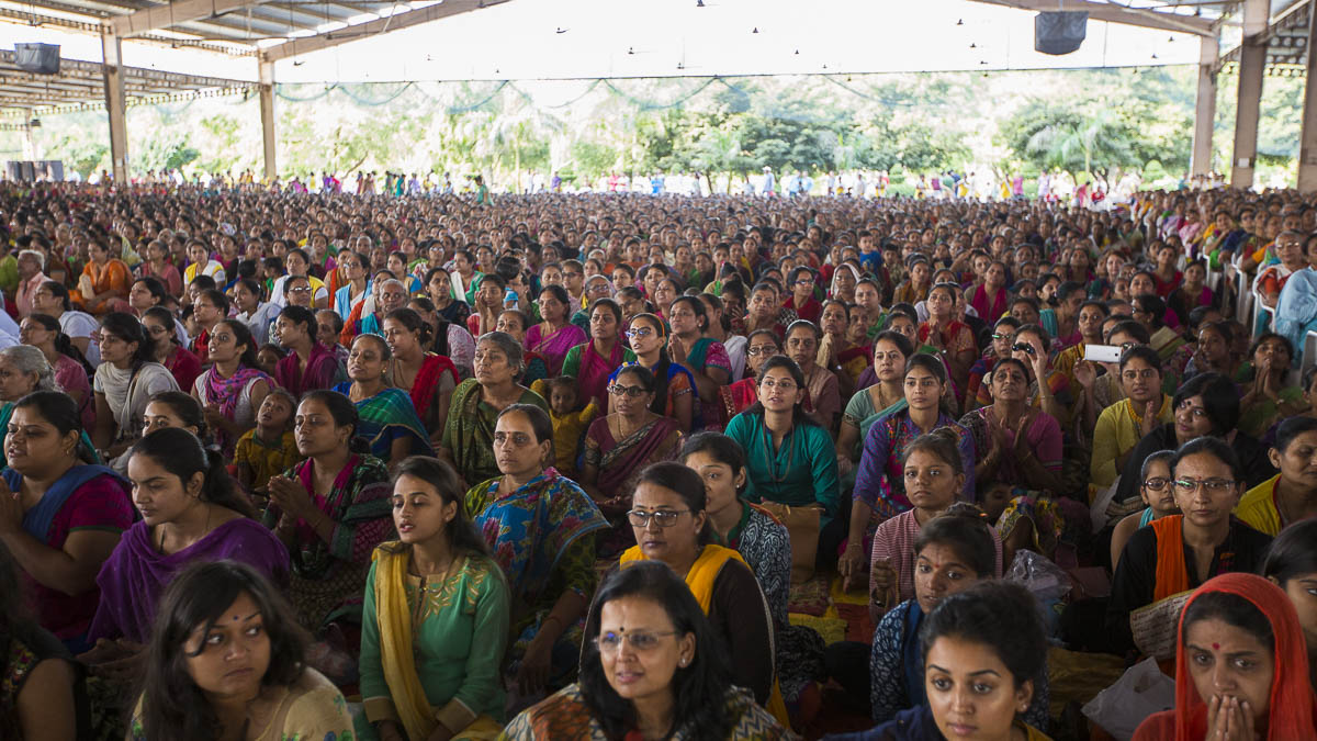 Devotees doing Param Pujya Mahant Swami's puja darshan