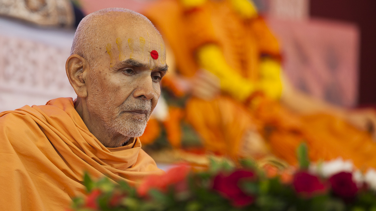 Param Pujya Mahant Swami performs his morning puja
