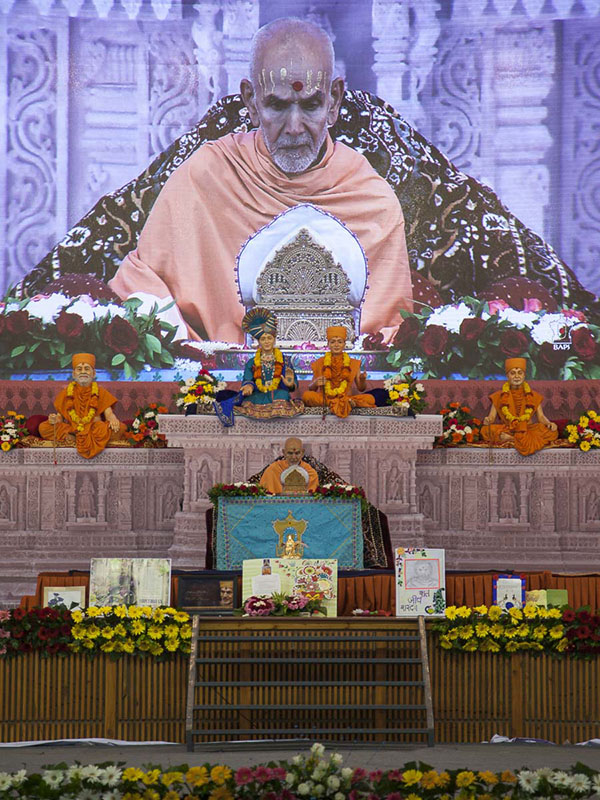 Param Pujya Mahant Swami performs his morning puja