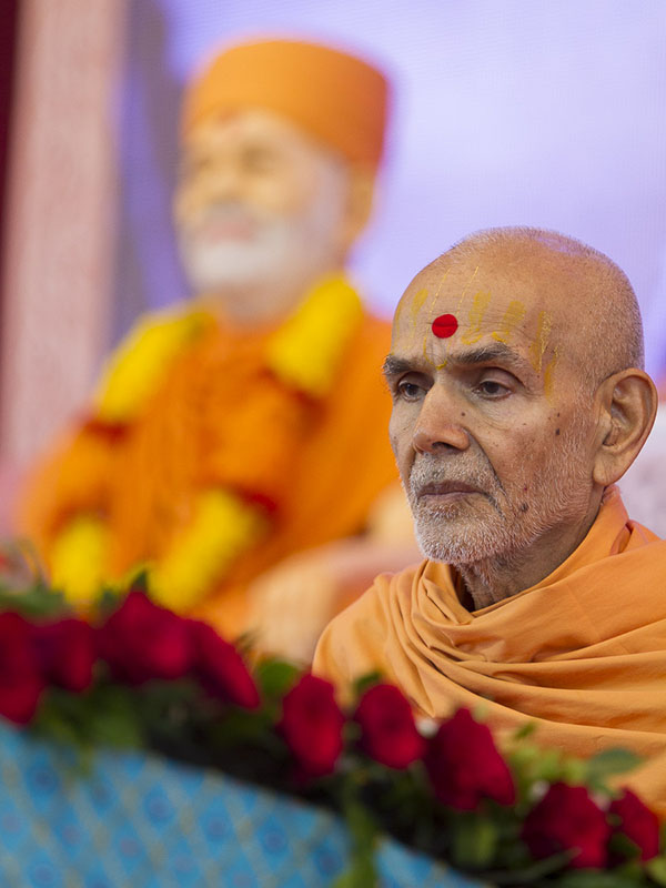 Param Pujya Mahant Swami performs his morning puja