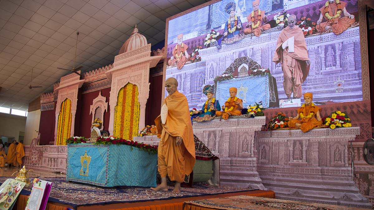 Param Pujya Mahant Swami performs pradakshina during his morning puja