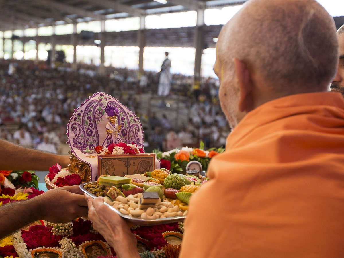 Param Pujya Mahant Swami offers thals to Shri Harikrishna Maharaj during his morning puja