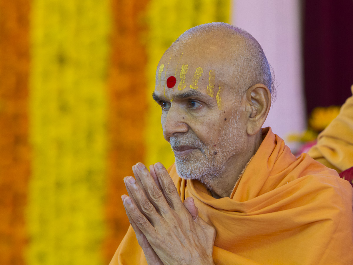 Param Pujya Mahant Swami greets all with 'Jai Swaminarayan'