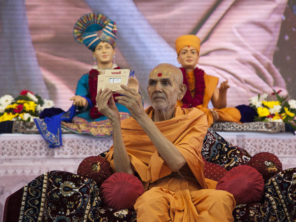 Param Pujya Mahant Swami inaugurates an audio publication 'Paravani'