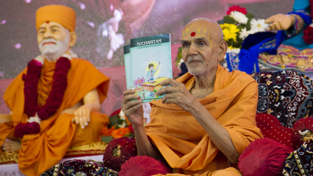 Param Pujya Mahant Swami inaugurates a print publication 'Sucharitam, Pt 2'