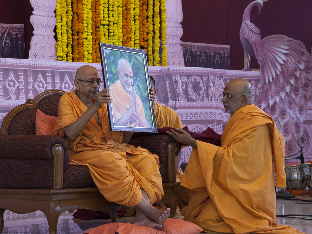 Pujya Tyagvallabh Swami inaugurates photographs of Param Pujya Mahant Swami