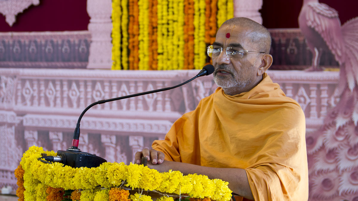 Brahmadarshan Swami addresses the assembly