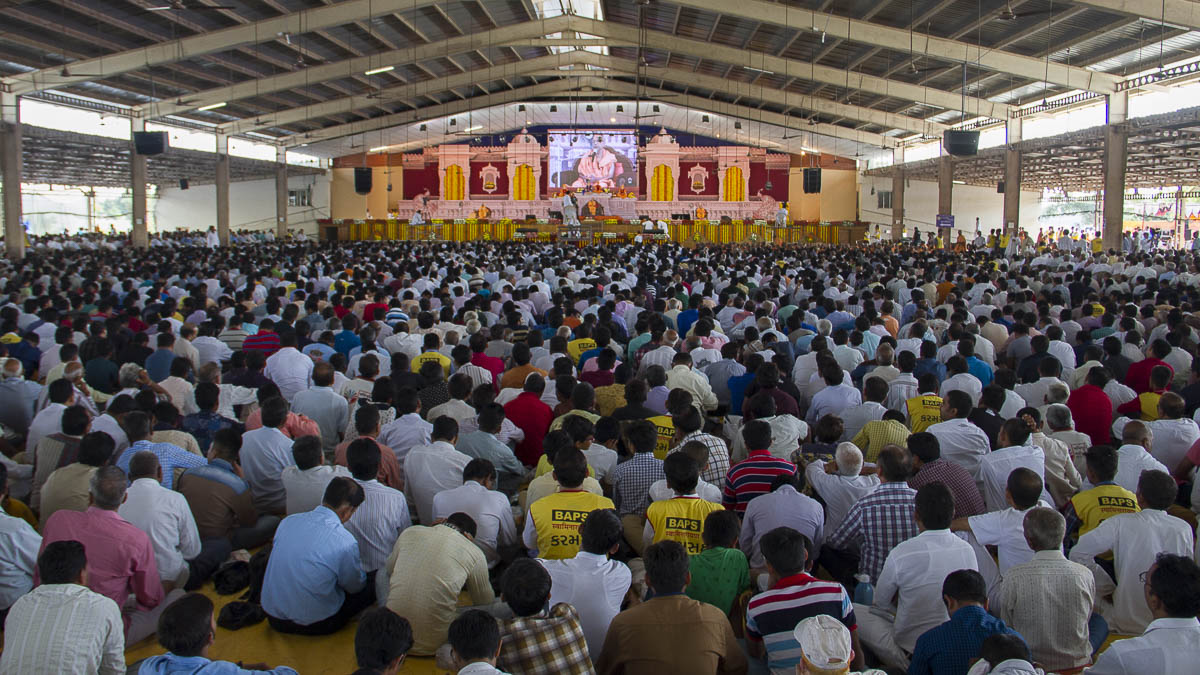 Devotees during the assembly