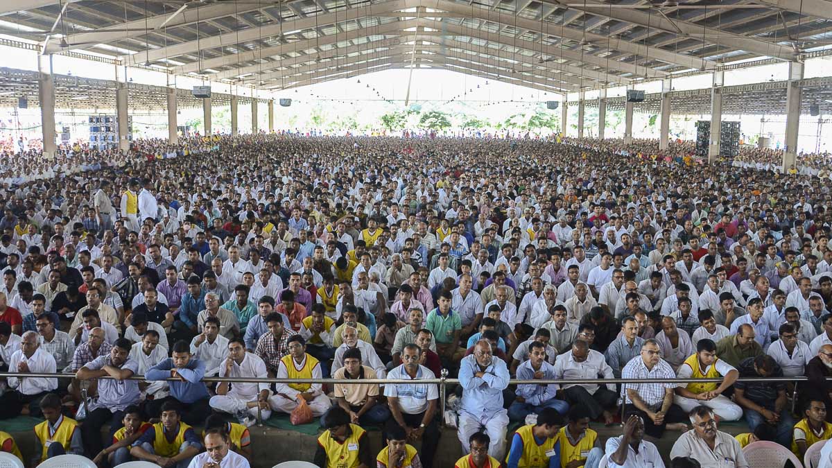Devotees during the assembly