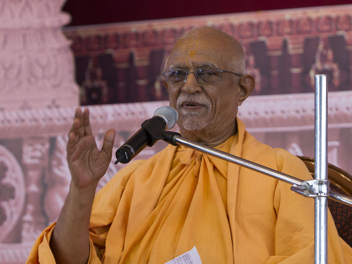 Pujya Doctor Swami addresses the assembly