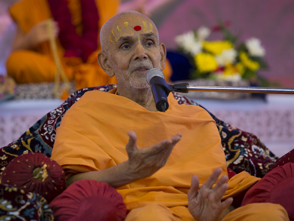 Param Pujya Mahant Swami blesses the assembly