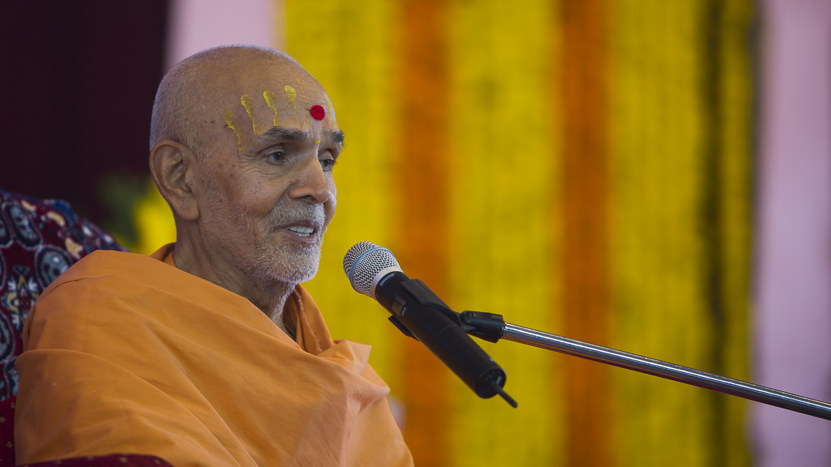Param Pujya Mahant Swami blesses the assembly