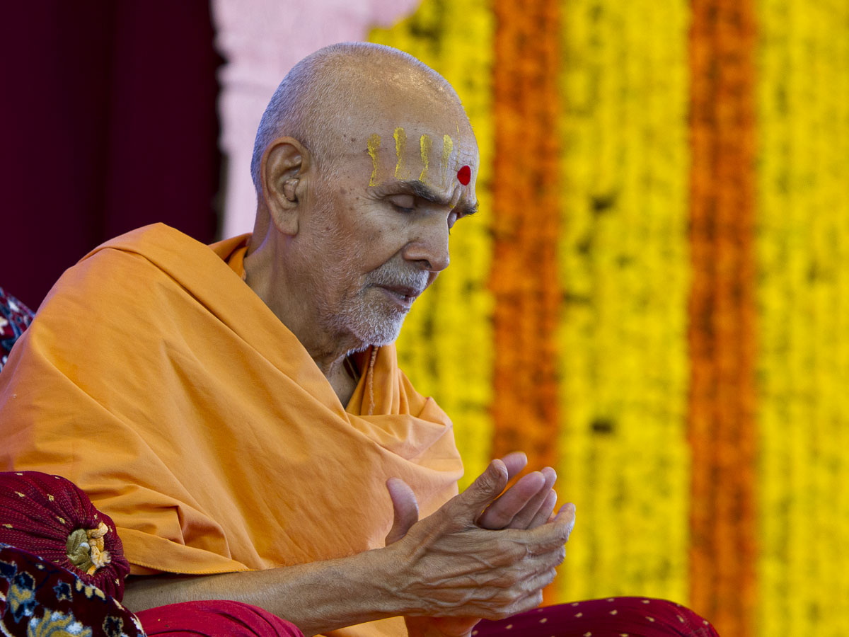 Param Pujya Mahant Swami chants dhun in memory of Indian soldiers who lost their lives in recent terror attack