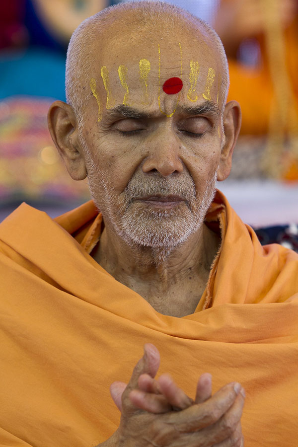 Param Pujya Mahant Swami chants dhun