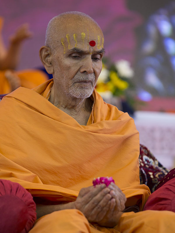 Param Pujya Mahant Swami offers mantra-pushpanjali