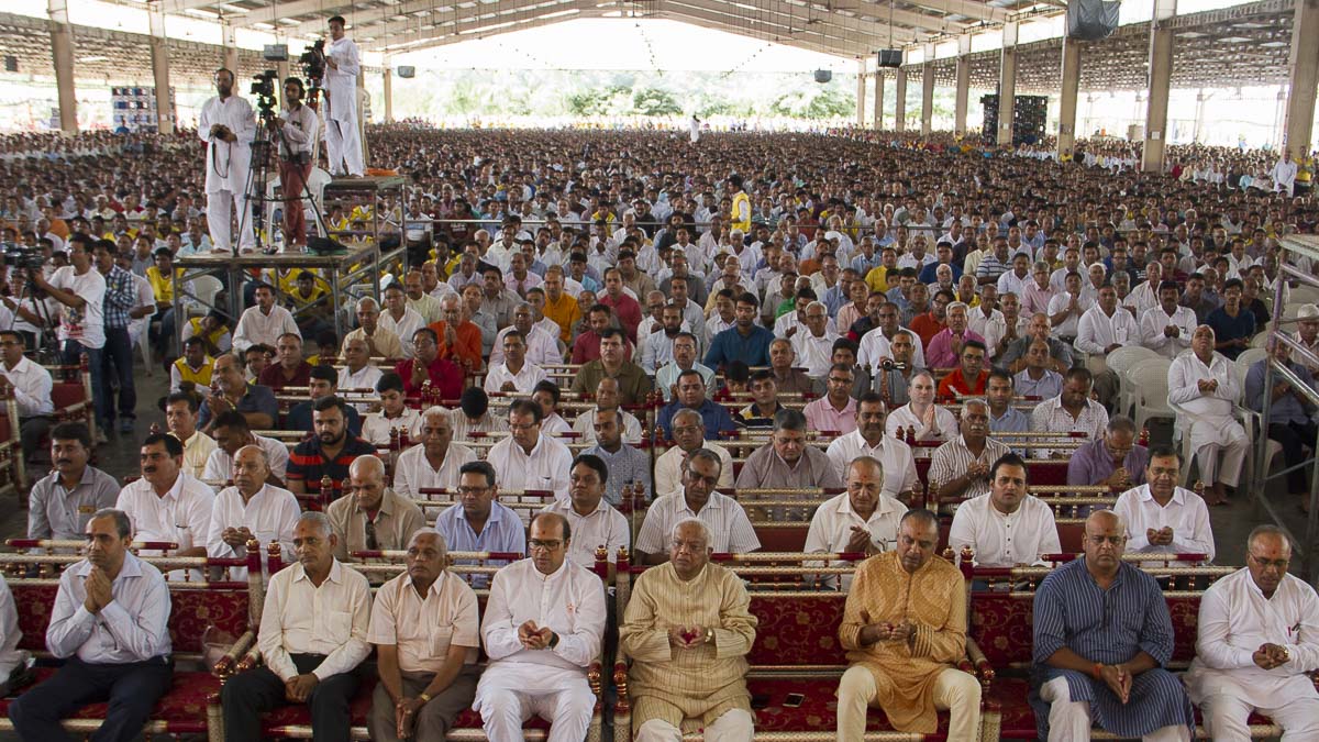 Devotees offers mantra-pushpanjali