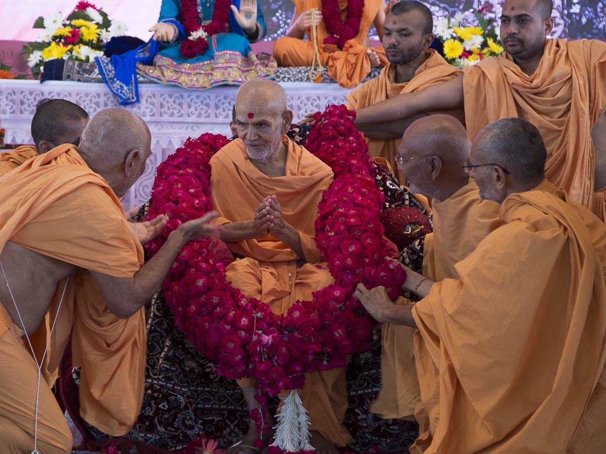 Sadhus honor Param Pujya Mahant Swami with garlands