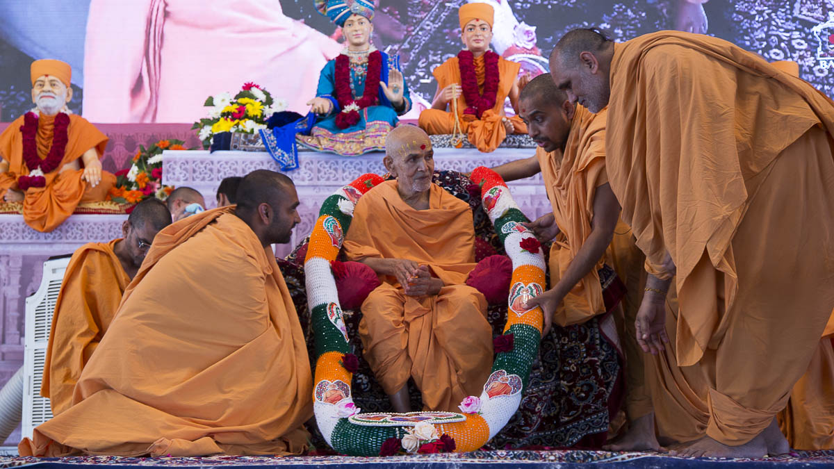 Sadhus honor Param Pujya Mahant Swami with garlands