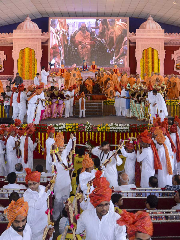 Sadhus and devotees honor Param Pujya Mahant Swami with garlands