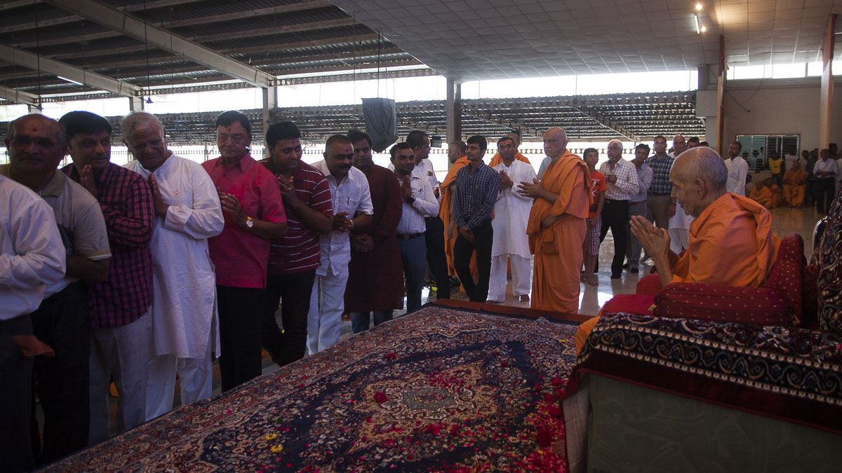 Devotees receive blessings from Param Pujya Mahant Swami