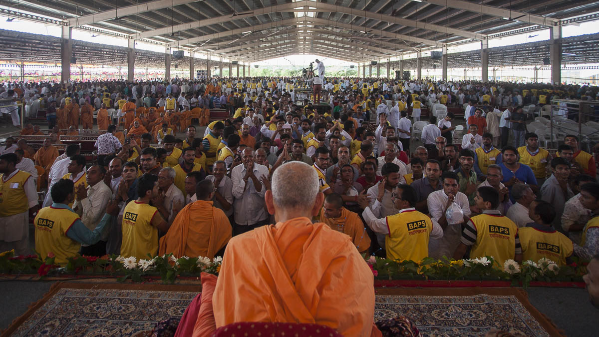 Devotees doing darshan of Param Pujya Mahant Swami
