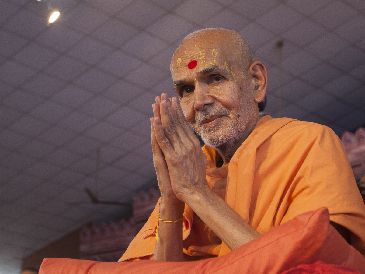 Param Pujya Mahant Swami greets all with 'Jai Swaminarayan'