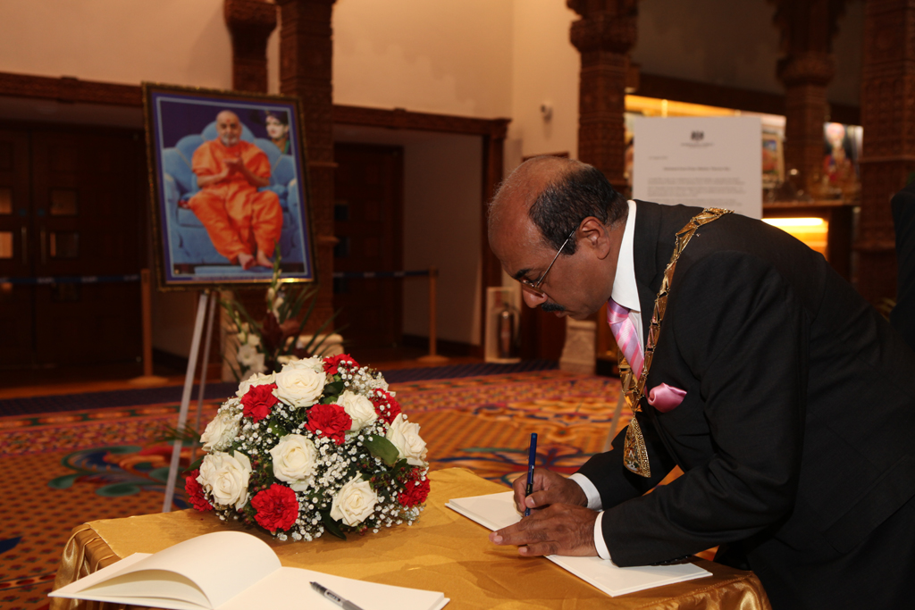 The Mayor of Brent, Cllr Ahmed, pays tribute to HH Pramukh Swami Maharaj