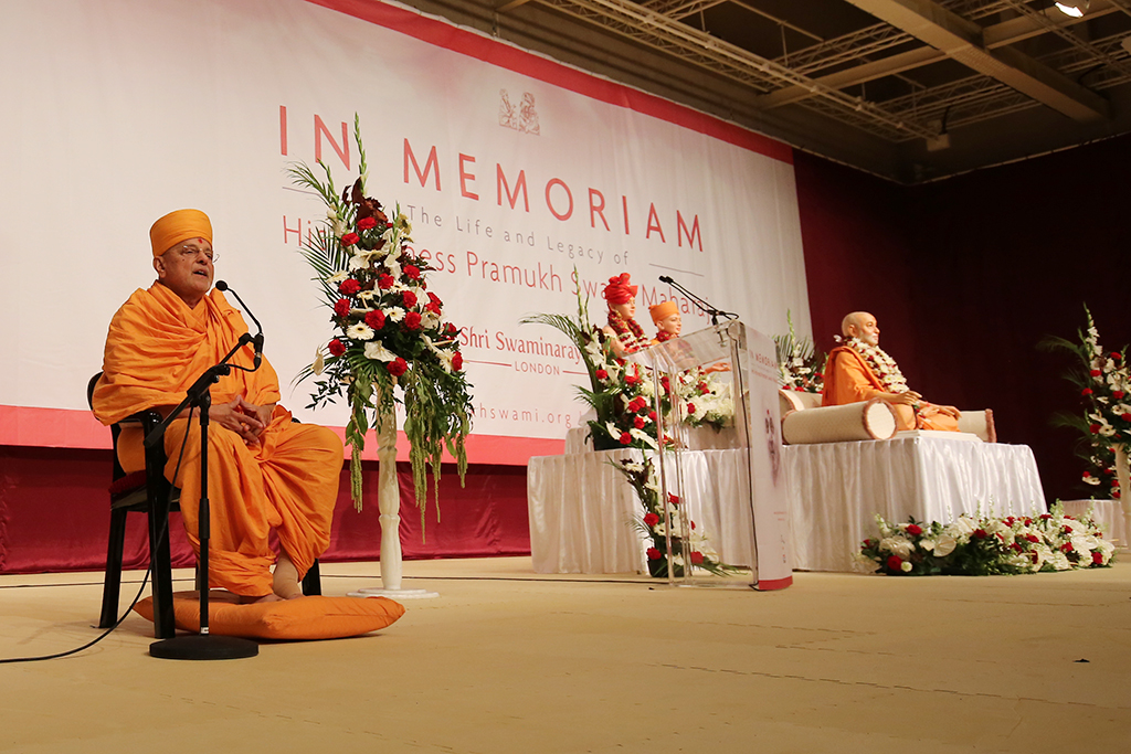 Sadguru Pujya Ishwarcharan Swami pays tribute to HH Pramukh Swami Maharaj