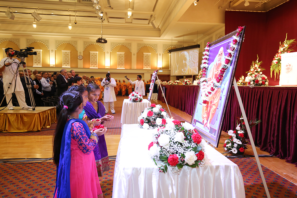 Guests and children offer pushpanjali in tribute to HH Pramukh Swami Maharaj